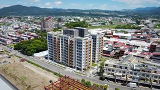 位於南投埔里的「公誠安居」，是南投縣首案由中央興辦社宅，坐落埔里核心生活圈。國家住都中心提供