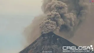 瓜地馬拉「火峰」（Fuego）火山大規模噴發熔岩與火山灰後，數百名住在山坡上的居...