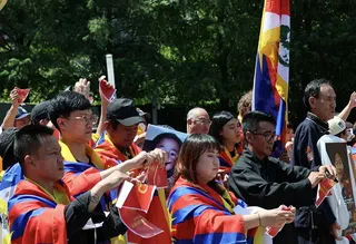 達賴喇嘛西藏宗教基金會、西藏台灣人權連線等團體，2日在中國銀行台北分行前舉辦「以...
