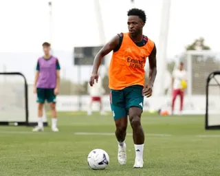 Vinícius Júnior dribbles the ball.