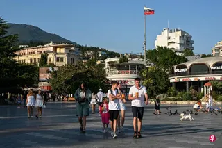 俄罗斯2014年宣布吞并克里米亚，那里也是俄罗斯游客夏季旅游的热门地区。图为克里米亚半岛南岸、位于黑海之滨的著名疗养城市与重要港口雅尔塔（Yalta）。 （法新社）