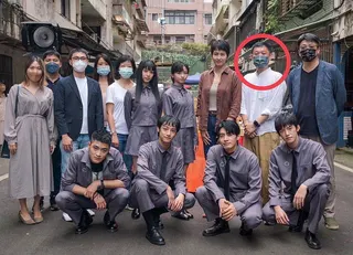 導演謝駿毅（紅圈處）與「聰明鎮」梁詠琪等演員們。圖／奇蹟映畫所提供