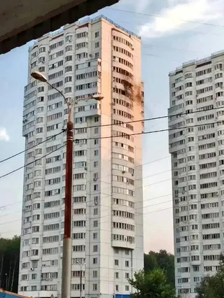 莫斯科州契訶夫市一棟公寓大樓遭烏克蘭無人機攻擊受損。(路透)