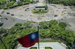 周二在台北举行的年度“汉光”军演前夕，一面台湾青天白日满地红旗高高飘扬。（图取自法新社）