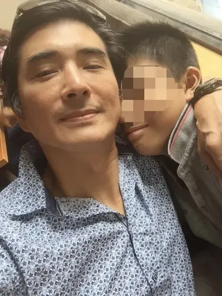 邵逸翔（右）小時候跟爸爸邵昕（左）感情非常好。翻攝邵曉東臉書