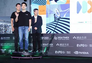 「2026潮臺北TRENDY TAIPEI」5日舉行起跑記者會，台北市長蔣萬安（中）、文化局局長蔡詩萍（左）、北流中心董事長梁序倫（右）一同用三D掃描完成啟動儀式。（陳俊吉攝）