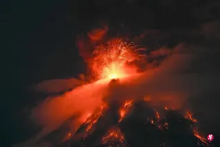 富埃戈火山星期一（8月3日）清晨喷发，并在夜幕降临前加剧，熔岩流和巨大的火山灰柱喷射到约6公里高的空中。 （法新社）