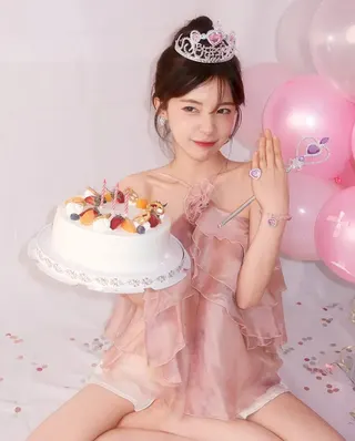 李多慧昨曬生日寫真照，夢幻造型曝光刷出大量粉絲祝福。（圖／翻攝自IG @le_dahye）