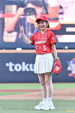 藝人王彩樺擔任保健品牌代言人，受邀到味全龍主場擔任開球嘉賓。(記者陳志曲攝)