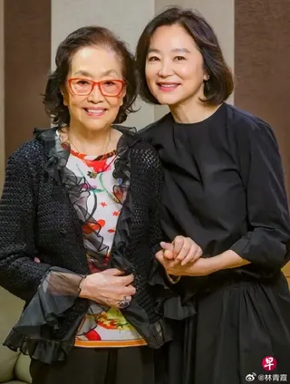 林青霞（右）在微博悼念葛兰，称对方是她心中永远的明月。 （取自林青霞微博）