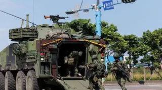 台灣士兵在年度漢光軍演中，於新北市八里區台北港附近的沿海道路，模擬戰術撤退；同時，一輛CM-34『雲豹』步兵戰鬥車（官方稱台灣步兵戰鬥車，TIFV）提供掩護火力。