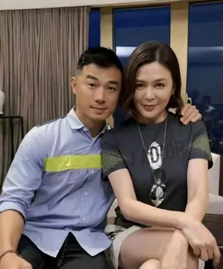 關之琳（右）被爆戀上男模。圖／摘自微博