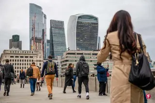 调查显示，英国企业为控制成本并加快采用AI，持续减少招聘和岗位需求。 （彭博社）