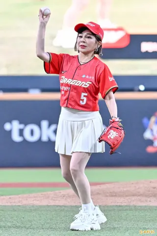 藝人王彩樺擔任保健品牌代言人，受邀到味全龍主場擔任開球嘉賓。(記者陳志曲攝)