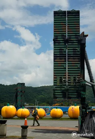 漢光42號演習第二日，空軍天弓三型防空飛彈放列在台北市區，並升起發射架待命。圖爲一位士兵在天弓三型防空飛彈前警戒。 圖：張良一/攝