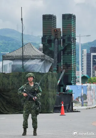 漢光42號演習第二日，空軍天弓三型防空飛彈放列在台北市區，並升起發射架待命。圖爲一位士兵在天弓三型防空飛彈前警戒。   圖：張良一/攝
