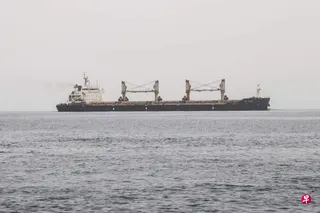 7月27日，一艘商船驶过红海也门哈尼什群岛附近的国际航道。 （法新社）