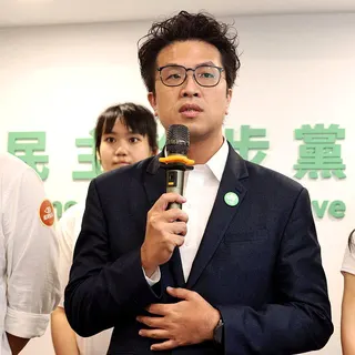 對於在饒河街夜市東發號牆上簽名引起的風波，沈伯洋表示店家看起來也是迫於壓力，畢竟...
