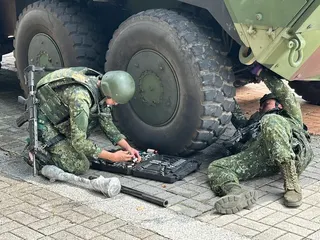 國軍漢光42號演習實兵操演進入第3天，陸軍關渡指揮部在淡水河口演練戰場搶修八輪甲車。記者洪哲政/攝影