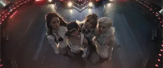 BLACKPINK粉絲覺得十週年活動缺乏誠意，手持高爾夫球桿襲擊 YG 娛樂大樓。（圖／翻攝自IG @blackpinkofficial）