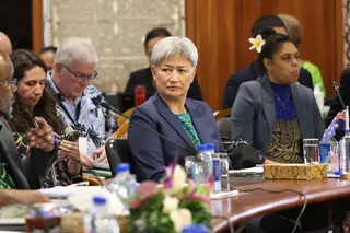 澳洲外交与贸易部周五发布的图片显示，澳洲外交部长名黄英贤（中）在斐济苏瓦出席太平洋岛国论坛外交部长论坛会议。（图取自澳洲外交与贸易部/ 法新社）