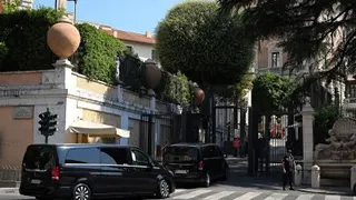 黎巴嫩和以色列周二在意大利首都罗马举行新一轮会谈，代表团的汽车抵达举行会谈的美国大使馆。（图取自法新社）