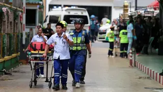 槍擊事件發生後，緊急救援人員在泰國曼谷郊外暖武里府挽粿縣（Bang Kruai）的帖詩琳暖武里學校內作業（7/8/2026）