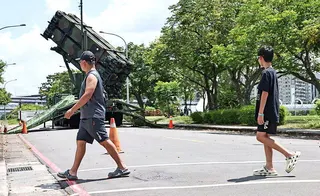國軍漢光42號實兵演習進入第二天，空軍防空部隊機動部署愛國者飛彈車6日上午進駐新...