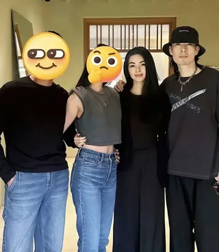 吳建豪（右起）和老婆及友人們一同合影。翻攝重頭戲微博