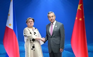 菲律賓外交部長拉薩洛(左)與中國外交部長王毅(右)7月22日在東協外長會議上握手...