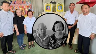 陈炳钦（左起）、罗美华、罗美诗、罗得介及罗得庆在灵堂前留影。