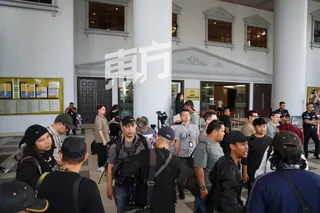 今早已有媒体人员驻守吉隆坡法庭，准备采访前首相依斯迈沙比里被控一案，惟传出他人在国家心脏中心就医。