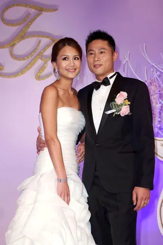 藝人小刀（右）2012年迎娶台玻集團千金林文晴，婚宴熱鬧。（本報資料照片）
