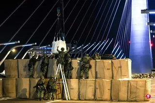 台军工兵部队在淡江大桥上设置消波块、钢刺猬与蛇笼铁丝网，以及机动阻绝墙等设施，建构三道防线，防止敌军利用淡江大桥冲入大台北中枢。 （法新社）