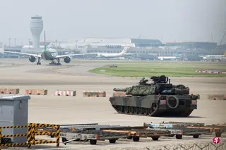 8月7日，配合汉光军事演习的反机降科目，一辆参演的M1A2T战车在台湾桃园国际机场内隐蔽部署。这是这款主力战车正式成军后，首次以“正式战斗编制”全面投入作战演习。 （路透社）