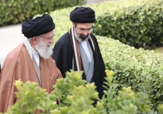 伊朗新任最高領袖穆傑塔巴(右)近日公布了他與已故父親哈梅內伊的照片。 圖 : 翻攝自社群軟體