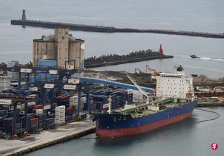 台湾今年7月出口总额同比增长32.9%，连续33个月录得正增长。图为今年4月19日，一艘油轮停靠在台湾基隆的基隆港。 （路透社档案照片）