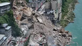 7月17日，中国重庆市彭水县山体滑坡，巨石和泥土冲毁并掩埋建筑物和道路。（图取自新华社）