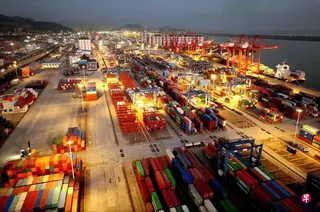 中国7月出口同比增长23.9%，连续第二个月录得超过20%以上的增幅。图为8月7日中国江苏连云港码头上的集装箱。 （法新社）