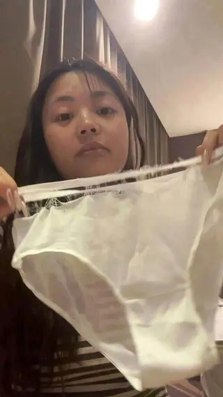 曾女士稱她回酒店後試穿另一條一次性內褲，半小時後就壞了。（視頻截圖）