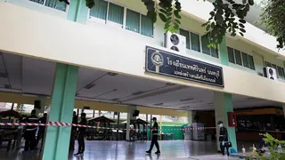 “妈妈别打给我” 幸存学生忆泰国校园枪击惊魂时刻