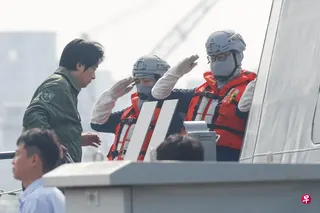 台湾总统赖清德星期六（8月8日）在高雄左营海军基地登上“光华六号”导弹快艇，视察滨海打击演习。 （路透社）