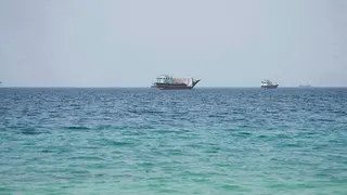 多艘船舶6日在荷莫茲海峽靠近阿曼一側沿岸。（路透）