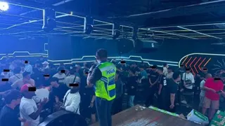 警方在夜店展开突击检查行动。