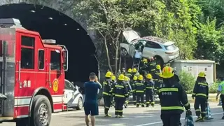 重庆休旅车突然腾空“起飞” 撞山壁悬挂半空