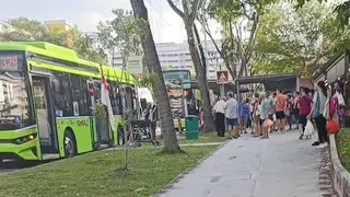对面轿车突然闯入车道 巴士紧急刹车致三乘客受伤