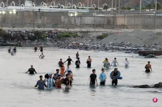 7月30日及31日，大量非法移民越海进入西班牙位于北非的飞地休达，其中一些人溺水身亡。 （路透社）