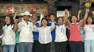 台中市長盧秀燕（前排左三）今到東港為國民黨屏東縣長參選人蘇清泉（前排左二）站台。...
