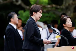 日本首相高市早苗星期天（8月9日）在长崎遭原子弹爆炸81周年和平纪念仪式上致辞。 （路透社）