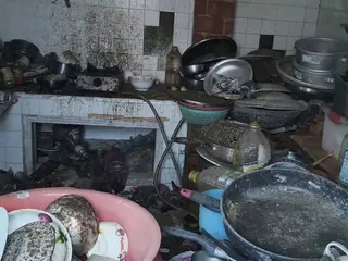澎湖縣湖西鄉尖山村傳8名未成年孩童遭父母疑似棄養事件，屋內環境凌亂不堪、垃圾堆積...